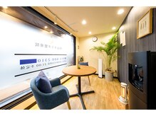 円山カラダの雰囲気（待合室は木を基調とした落ち着いた雰囲気でゆったりと出来ます。）