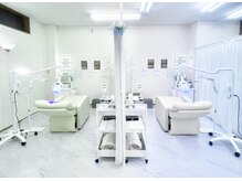 白を基調とした清潔感のあるホワイトニングサロンです♪