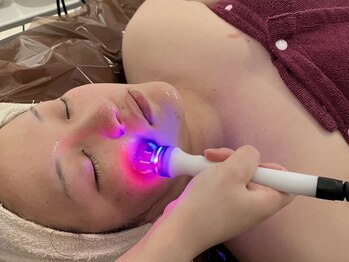 ビサイド(美side)の写真/【リピーター様続出中】肌疲れを癒しながら毛穴ケアと小顔施術もできる極上メニューで透明感ある素肌へ