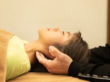 スマイルスポーツコンディショニングの雰囲気（肩こりや首コリ、ヘッドも関節一つ一つからしっかりケア♪）