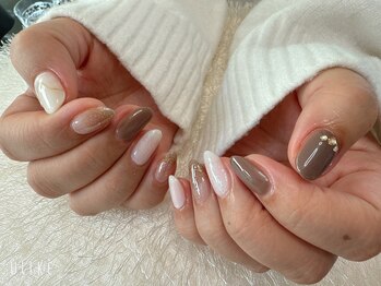 ディーエムジーネイル(DMG nail)/ゴールドラインのシンプルネイル