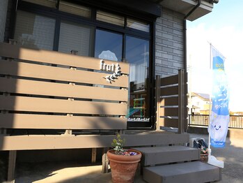 フラット(frat)/サロン入口です