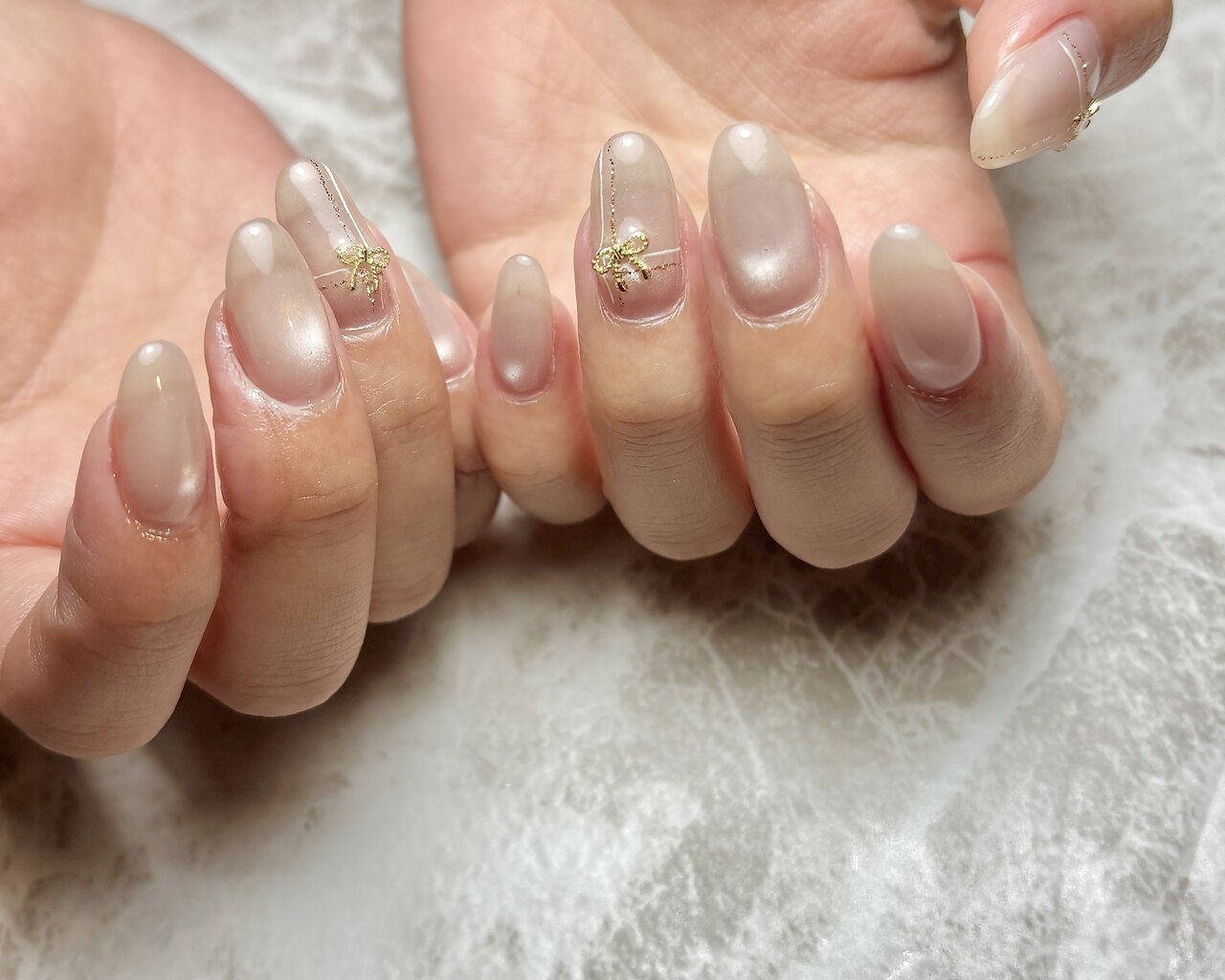 2025年-2026年冬トレンド】シルバー リボン ハンドのネイルデザイン集