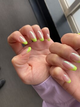 サララ(SALALA)/オーロラベース+フレンチネイル