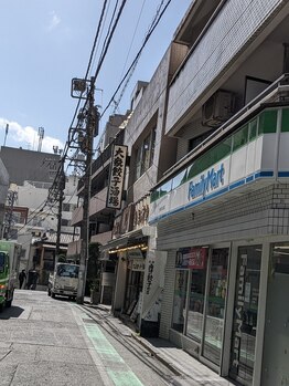 かろやか/5．右ファミリーマート通りすぎ