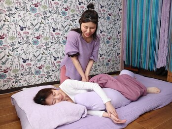 サロン ド ピラティス ラワンデル(salon de pilates)/タイ古式マッサージ施術風景