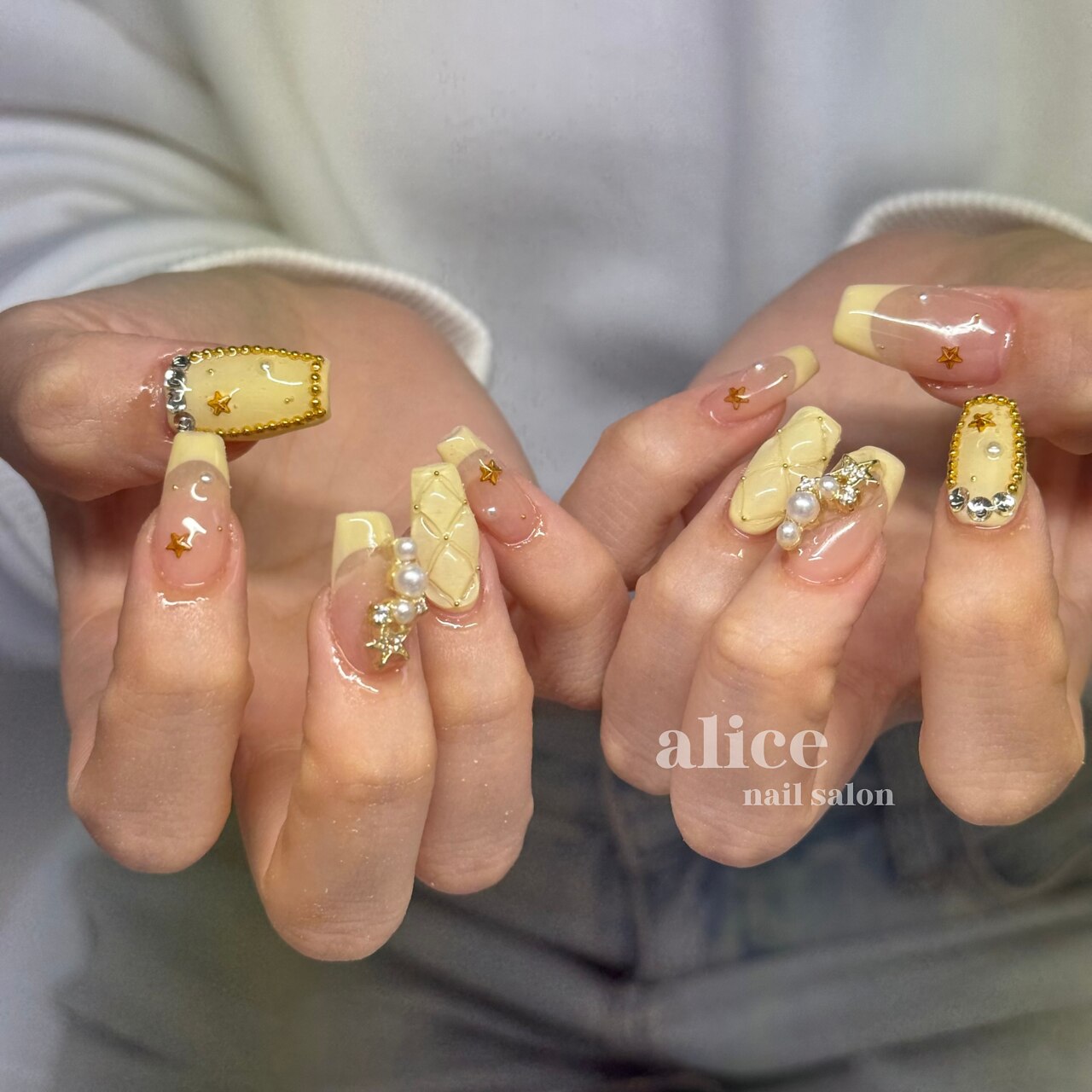 2026年冬トレンド】イエロー フレンチのネイルデザイン集｜人気