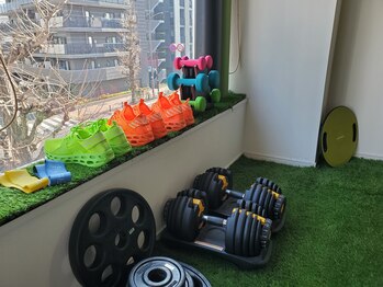 ゴーフィールドフィットネス 碑文谷店(Go.Field Fitness)/カラフルで充実したレンタル用品