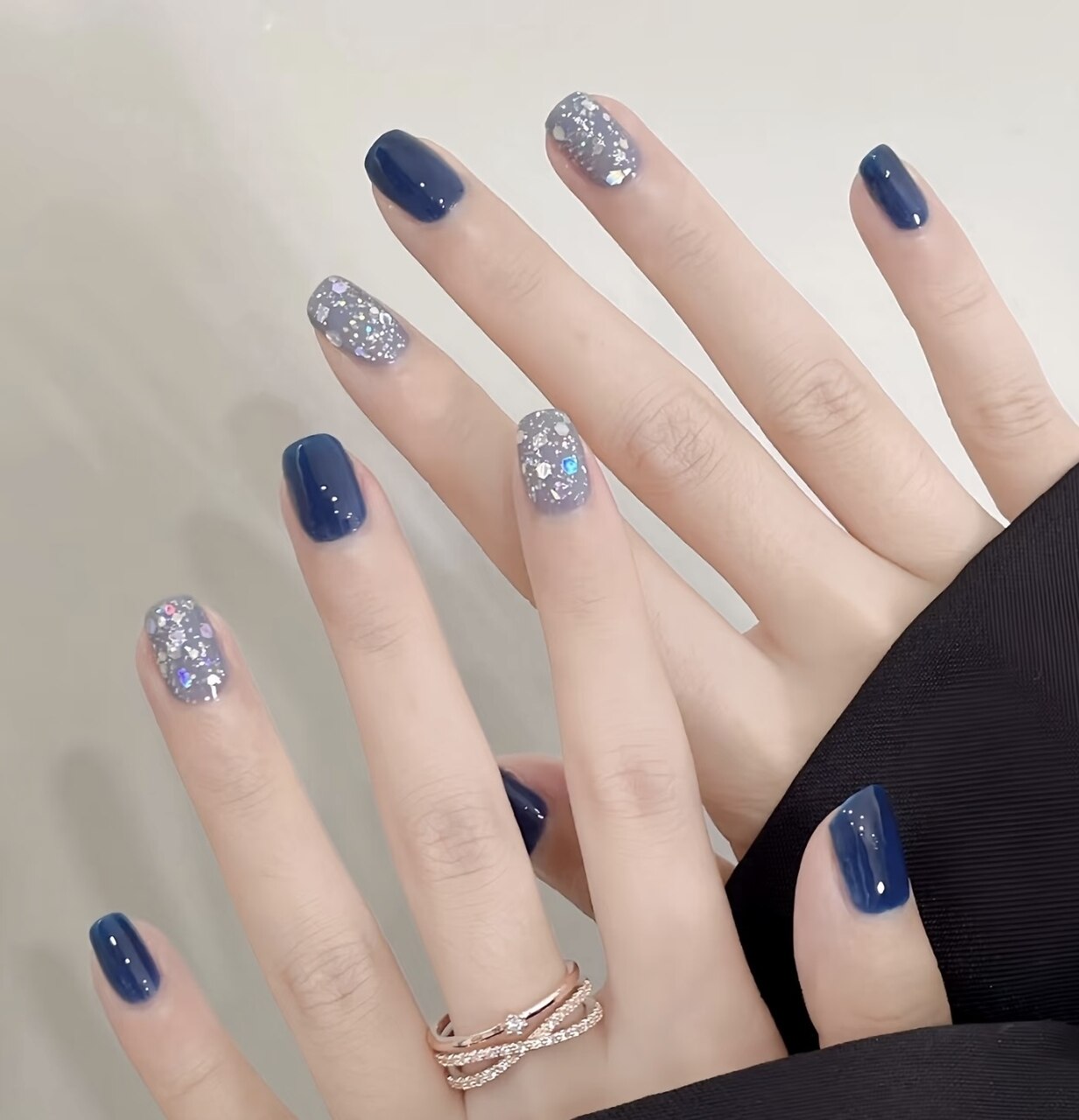 2025年-2026年冬トレンド】ネイビー ハンド 夏のネイルデザイン集