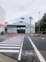 ジュノ(JUNO)/船原2丁目の交差点を渡ります。