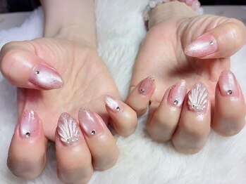 リベルタネイル(Liberta Nail)の写真/初めての方にオススメ!大人向けシンプルネイルで指先に華やかさと上品な輝きをプラス♪