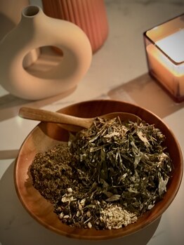 コクーン(cocoon)の写真/【芯から温めてむくみもスッキリ♪】cocoonこだわりの国産オーガニックよもぎとハーブ8種のブレンド使用!