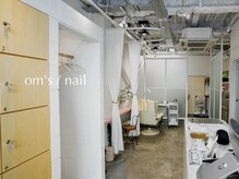 美容院［om's dot］と併設。ネイルスペースは1Fになります。