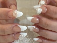 ピンクベースにバラパーツが可愛いホワイトフレンチネイル