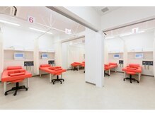 ほねつぎ市川はりきゅう接骨院/クー(kuu)の雰囲気（白と赤を基調とした空間です♪）