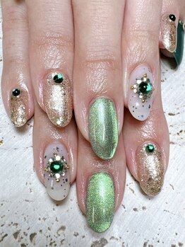 エメラルドグリーン