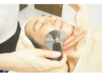 デッサン(dessin)の写真/インディバ×小顔マッサージでスッキリ小顔に◎深部を温めコラーゲンの生成を助け、ツヤのあるお肌に◎
