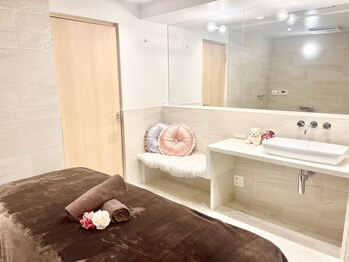 リノ(Lino)の写真/汗・皮脂が気になる猛暑の肌へ！扉付女性専用個室での至福ケア◎イオン導入で毛穴からキュッと引き締め♪