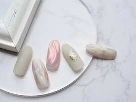 白系カラーニュアンスネイル