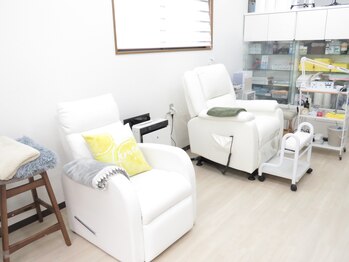 ドクターネイル爪革命 北千住店/白を基調とした店内