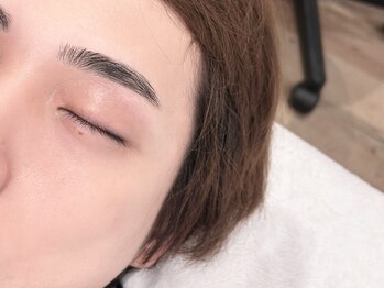 ナナゴー(75)の写真/剛毛眉毛/自己処理で失敗…プロのメンズ眉WAXで男度UP!