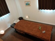 寝室をイメージ。茶色で統一された落ち着く雰囲気の施術ルーム。