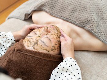 サロン ド エン(Salon de. en)/ハーブピーリング施術風景