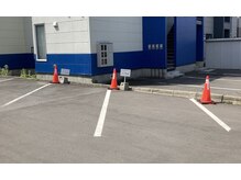 ここちよ/建物裏　駐車場