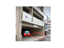 店舗向かって右側に1台駐車場完備/乗用車可能/まつ毛/眉毛/