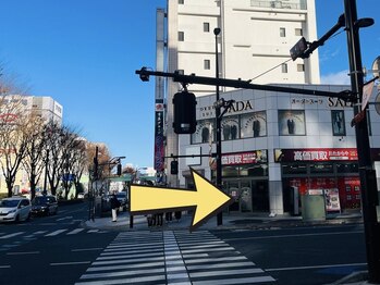 ミルダ(MIRUDA)/信号を渡って右へ。