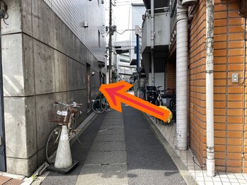 カフー(KAFUU)/ビルの側面にガラス扉があります