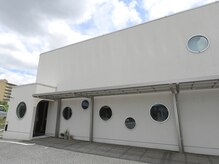 アイソワン (ai soin)の雰囲気(丸い窓が特徴的な白色の建物にて、受付・施術をおこないます)