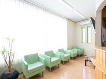 あいさわ整骨院はりきゅうマッサージ院の雰囲気（広々とした待合室♪ウォーターサーバー完備◎）