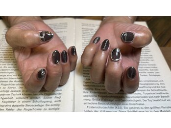 シンリーネイル(sinly nail.)/黒シアーにパーツでモード感