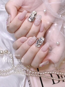 ミンネイル(Min nail)の写真/上品ネイルで、女性らしさを演出♪シンプル系～派手系までお任せください☆指先から女子力UP！