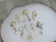 ゴールドの魔法で、指先に気品と華やかさを