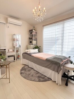 幸せ甦顔/落ち着いた室内