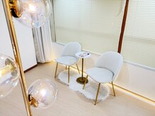 Facial salon Meruemの雰囲気（白を基調としたゆったり空間で施術）
