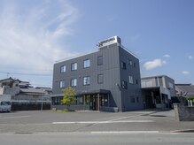 エクラ(eclat)/サロンはこちらの建物内