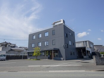 エクラ(eclat)/サロンはこちらの建物内