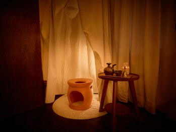 スイランスパ(SUILAN SPA)/沖縄の赤土で出来た座器を使用