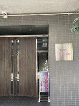スリーアイ 梅田中崎町(THREE EYE)/左手にカフェと美容室があります