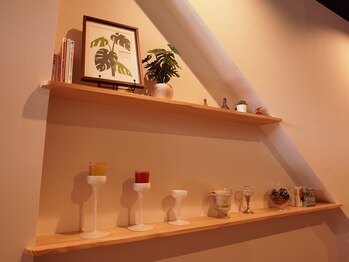 もみツボ/白を貴重とした落ち着いた店内