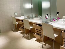 ロッカールームやメイクルームも完備。