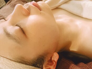 メームプラスリム(meme+LIM)の写真/フェイシャルエステと共にヘッドスパ・デコルテケアも可能◎一貫した施術でお悩みに各方面からアプローチ◇