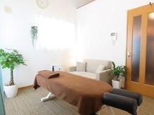 しろくまのパルマ 次郎丸駅前店の雰囲気(自然光が良く入り、天井も非常に高く明るい雰囲気の施術室です♪)