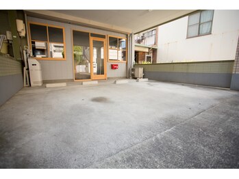 タマ(tama)/店舗前駐車場