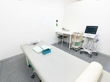 名古屋トリガーポイント鍼灸院の雰囲気（カーテンで仕切られた半個室が3部屋と、完全個室が1部屋あります）