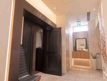 エムスラッシュアヴェダ 自由が丘(M.SLASH AVEDA)/SPAルームの入口