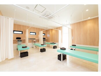 西大宮フォレストワン整骨院/『明るく広々とした施術室』